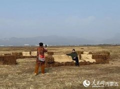 积极地向村平易近们教授平台运营技巧、房间结